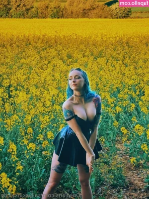 sallyskinkyside - Leggings and oil.