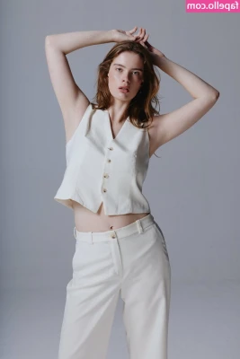 Benthe Ten Broek [ benthe-ten-broek ] - Wanna give them a little lick?