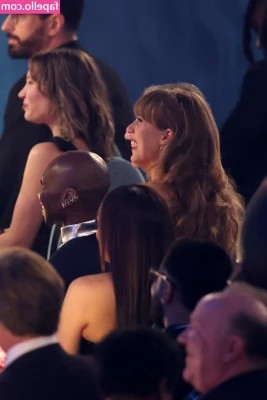 Taylor Swift [ taylor-swift ] - A bit later than usual, but here's a booty Thursday 🍑 You can tip part 1
