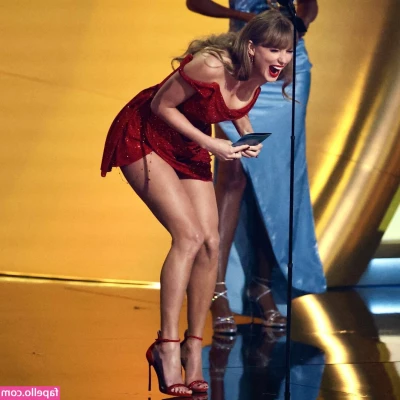 Taylor Swift [ taylor-swift ] - Super quick selfies before Thanksgiving