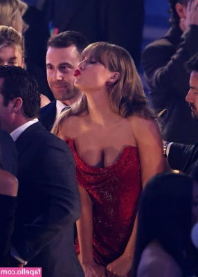 Taylor Swift [ taylor-swift ] - I m on my knees begging for you to keep me company I m so lonely and