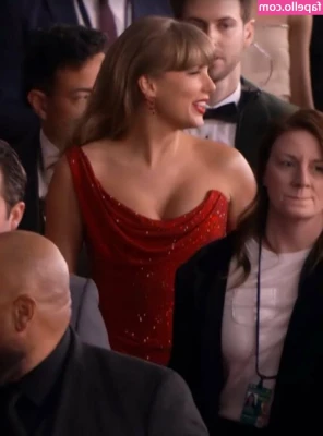 Taylor Swift [ taylor-swift ] - Gym alone with my new toy