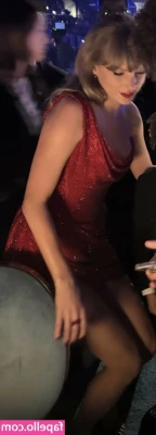 Taylor Swift [ taylor-swift ] - Rainbow shaved bush  never shaved anymore  3 years ago or so on  now
