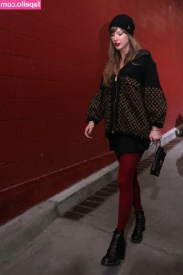 Taylor Swift [ taylor-swift ] - 👀 damn ass is looking PHATTTT
