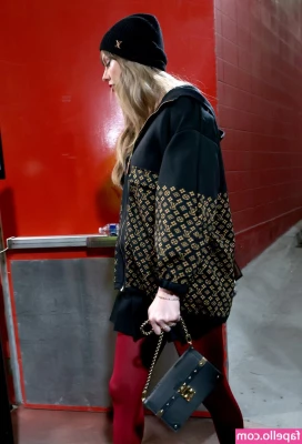 Taylor Swift [ taylor-swift ] - Hey daddy I m back check your inbox