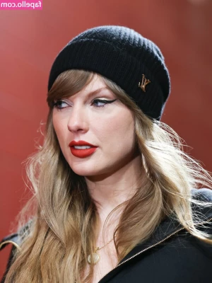 Taylor Swift [ taylor-swift ] - Lookout  I am at a lookout  In Cairns for the weekend