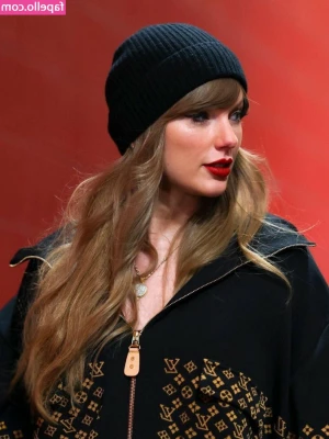 Taylor Swift [ taylor-swift ] - Caught you staring  but I m not complaining part 1