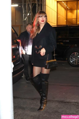 Taylor Swift [ taylor-swift ] - Lovely in red