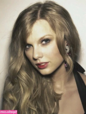 Taylor Swift [ taylor-swift ] - Those nips tho   DM for full face pic