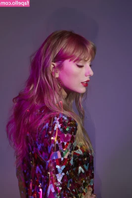 Taylor Swift [ taylor-swift ] - check out the naughty things I got up to in this hot tub   https
