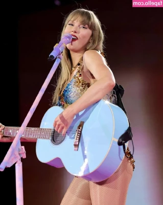 Taylor Swift [ taylor-swift ] - Trying on my new renfair costume and practicing my skilled trade of