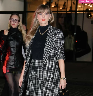 Taylor Swift [ taylor-swift ] - Wishing you a Sensational Saturday... preferably with me💋