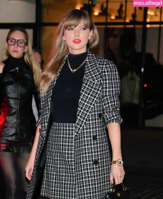 Taylor Swift [ taylor-swift ] - Shy  but curious part 1