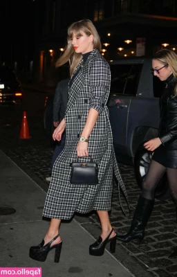 Taylor Swift [ taylor-swift ] - ℌ𝔬𝔱 𝔱𝔲𝔟 𝔦𝔫 𝔱𝔥𝔢