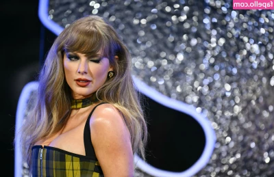 Taylor Swift [ taylor-swift ] - Leg wraps