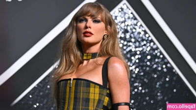 Taylor Swift [ taylor-swift ] - Caught you staring  but I m not complaining