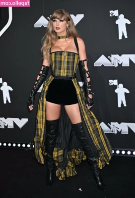 Taylor Swift [ taylor-swift ] - hey babies   just thought i d let you know  my instagram n snapchat