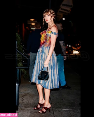 Taylor Swift [ taylor-swift ] - Happy Friday everyone brrr it s cold  here is a photo to brighten part 1