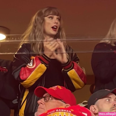 Taylor Swift [ taylor-swift ] - Sometimes only a spotlight will do