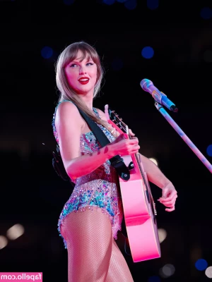 Taylor Swift [ taylor-swift ] - Baby playing NCAA and I just decided to please him