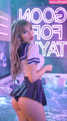 Taylor Swift [ taylor-swift ] - A huge load in the backseat
