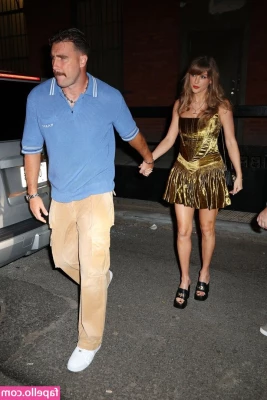 Taylor Swift [ taylor-swift ] - I just had to wiggle out if these pantyhose for you
