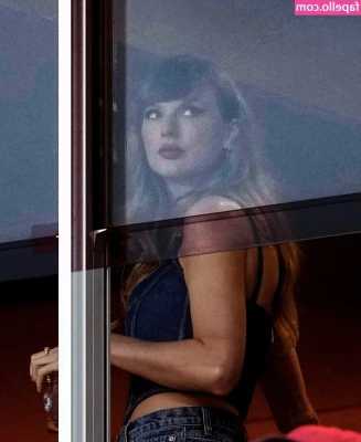 Taylor Swift [ taylor-swift ] - Peek-a-boo   Guess who