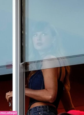 Taylor Swift [ taylor-swift ] - Thanks for buying my new video I am saving money to finish renovation part 1