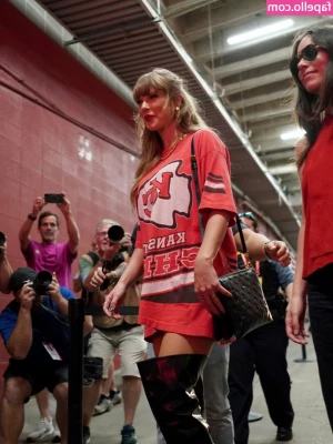 Taylor Swift [ taylor-swift ] - Need someone to touch my soft body 🩷