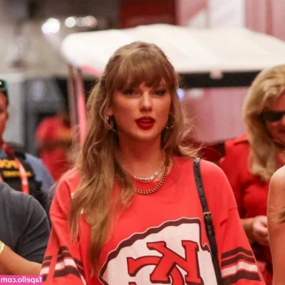 Taylor Swift [ taylor-swift ] - Does this top make my titties look nice?