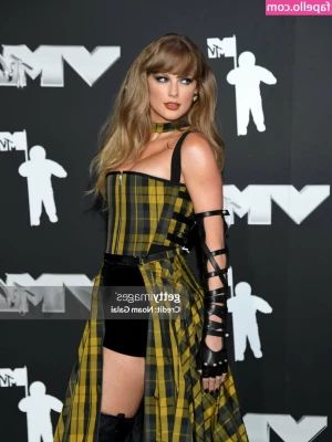 Taylor Swift [ taylor-swift ] - How much can you say about my hot ass   But today I want you to look