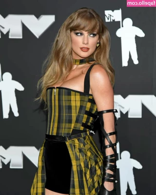 Taylor Swift [ taylor-swift ] - Yae Miko cosplay :"3 Hope you like it!