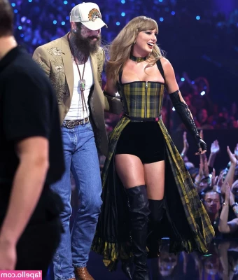 Taylor Swift [ taylor-swift ] - → swipe right → to take it off 💖 part 1