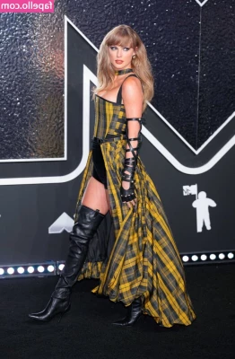 Taylor Swift [ taylor-swift ] - Si ça c est pas une invitation pour mon gode-ceinture je ne comprend part 1