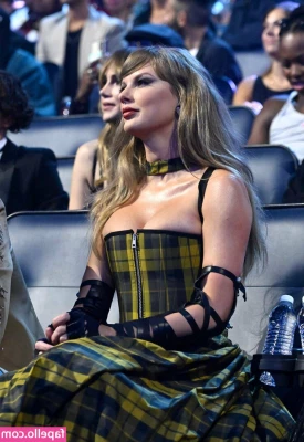 Taylor Swift [ taylor-swift ] - Wanna squeeze in between these thighs? 💦  Which pic is making you