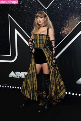 Taylor Swift [ taylor-swift ] - In a touchy-feely kinda mood today