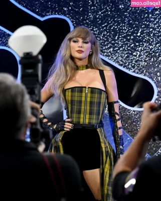 Taylor Swift [ taylor-swift ] - Guys plz don t spam me in my messages  I have over 200 dms and I m