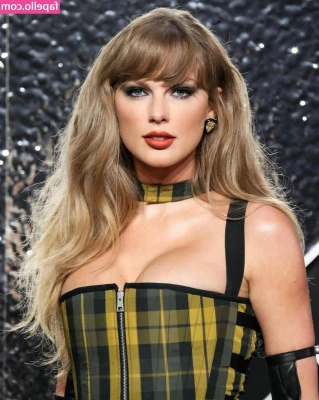 Taylor Swift [ taylor-swift ] - Fresh hair cut  new lashes and new top on this one   Got me excited