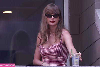 Taylor Swift [ taylor-swift ] - Cuttteeee toes … would u suck them? ❤️