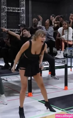 Taylor Swift [ taylor-swift ] - White goes with everything
