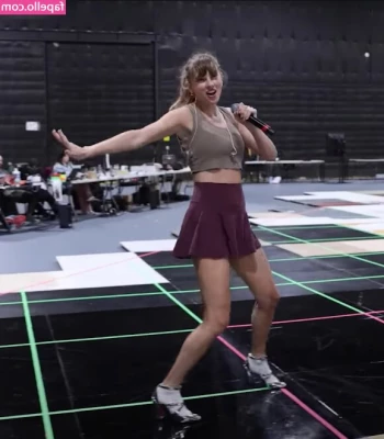 Taylor Swift [ taylor-swift ] - What do I do on Sundays? Worship myself like I do everyday. Hail