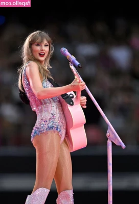 Taylor Swift [ taylor-swift ] - Only right away to untie this top🌹