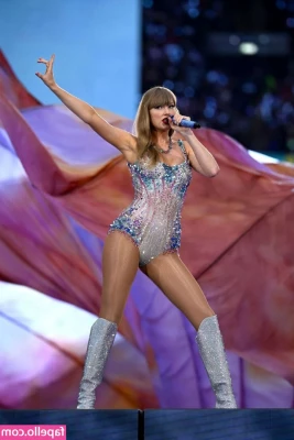 Taylor Swift [ taylor-swift ] - Oh shit  it was so hard for me to resist    I looked out the window