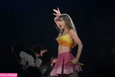 Taylor Swift [ taylor-swift ] - 10 pics in my new shiny nylons   So sleek and smooth x