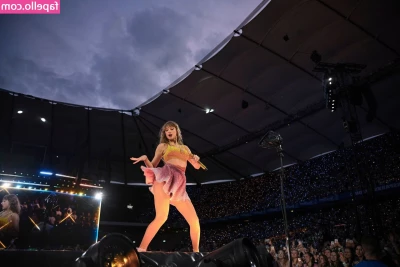 Taylor Swift [ taylor-swift ] - First fan to tip this post wins my super hot exclusive bundle worth