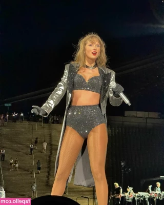 Taylor Swift [ taylor-swift ] - Getting ready for Christmas shenanigans today    what are you up to