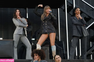 Taylor Swift [ taylor-swift ] - Hungry hole for stretching