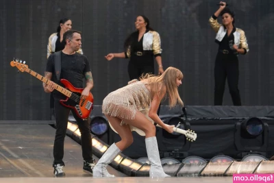 Taylor Swift [ taylor-swift ] - Hey daddys   I know ur here watching and hopefully enjoying urself on part 1