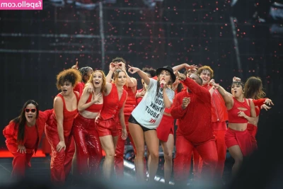 Taylor Swift [ taylor-swift ] - live photos of me literally dying my hair as we speak part 1