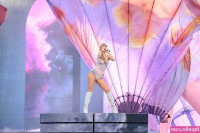 Taylor Swift [ taylor-swift ] - More cock part 1